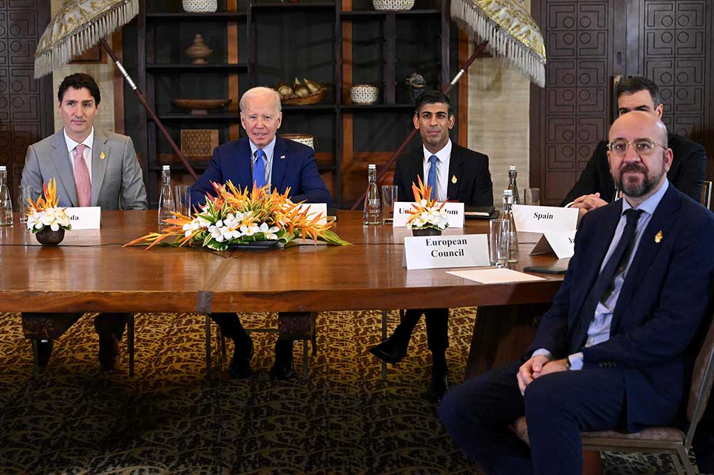 Pertemuan yang juga dihadiri dua pemimpin negara lain yaitu Spanyol dan Belanda itu, dilakukan sebelum para kepala negara G20 dijadwalkan melakukan penanaman bakau di Taman Hutan Rakyat Ngurah Rai, Bali.