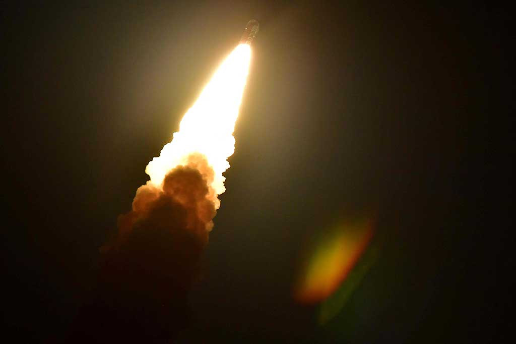 Roket dibawa oleh pesawat luar angkasa Orion tanpa awak yang nantinya akan memisahkan diri dan menyelesaikan satu setengah orbit dari tetangga terdekat Bumi, dalam uji coba untuk penerbangan selanjutnya.