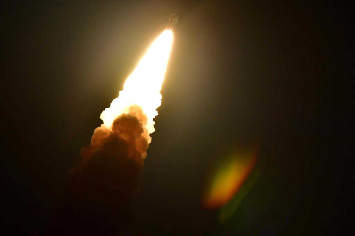 Roket dibawa oleh pesawat luar angkasa Orion tanpa awak yang nantinya akan memisahkan diri dan menyelesaikan satu setengah orbit dari tetangga terdekat Bumi, dalam uji coba untuk penerbangan selanjutnya.