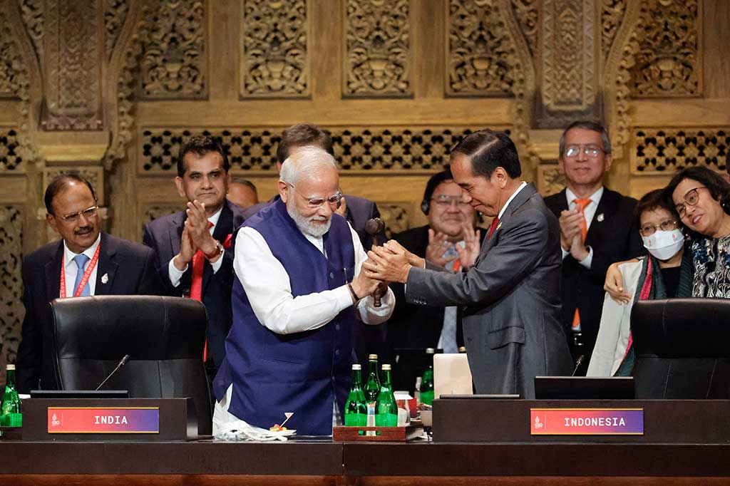 Presiden Joko Widodo menyerahkan palu kepemimpinan G20 kepada Perdana Menteri India Narendra Damodardas Modi (kiri) pada penutupan KTT G20 Indonesia 2022 di Nusa Dua, Bali, Rabu, 16 November 2022.