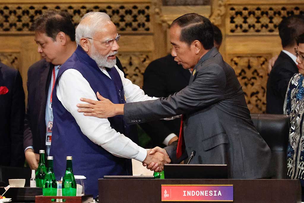 Presiden Jokowi berjabat tangan dengan Perdana Menteri India Narendra Damodardas Modi seusai serah terima kepemimpinan G20.