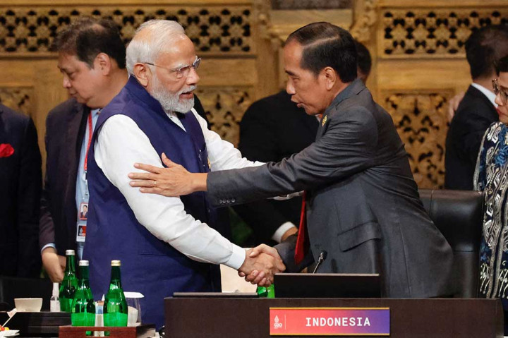 Presiden Jokowi berjabat tangan dengan Perdana Menteri India Narendra Damodardas Modi seusai serah terima kepemimpinan G20.