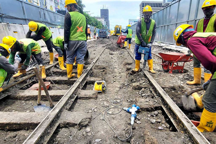Sejumlah pekerja melakukan proses relokasi temuan rel trem peninggalan zaman kolonial Belanda pada proyek MRT Jakarta fase 2A CP 202 di Jalan Gajah Mada, Jakarta , Rabu, 16 November 2022.