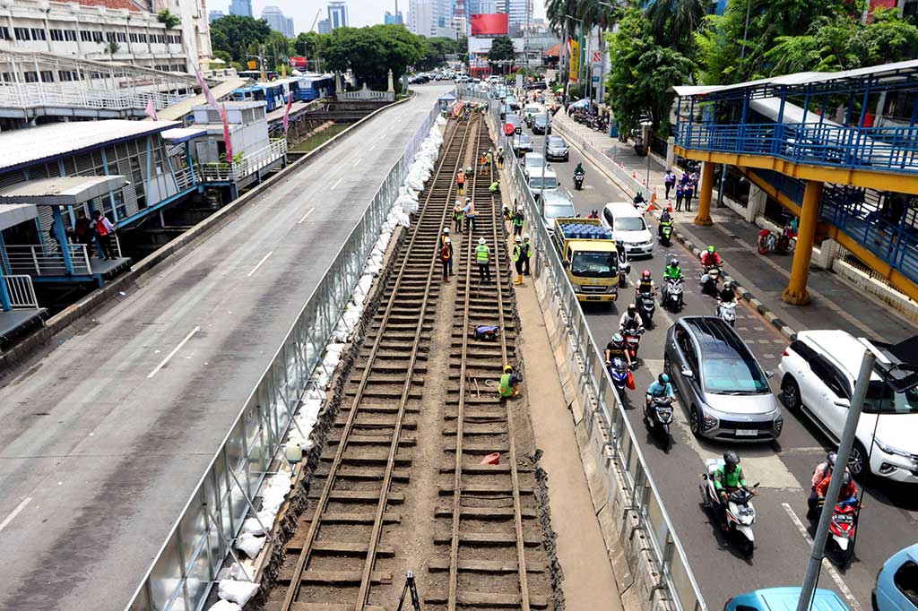 Objek cagar budaya berusia lebih dari 100 tahun tersebut diperkirakan dibangun pada tahun 1869 dan merupakan rel kereta tertua di Indonesia dan akan direlokasi sementara ke storage pool PPD Jelambar.