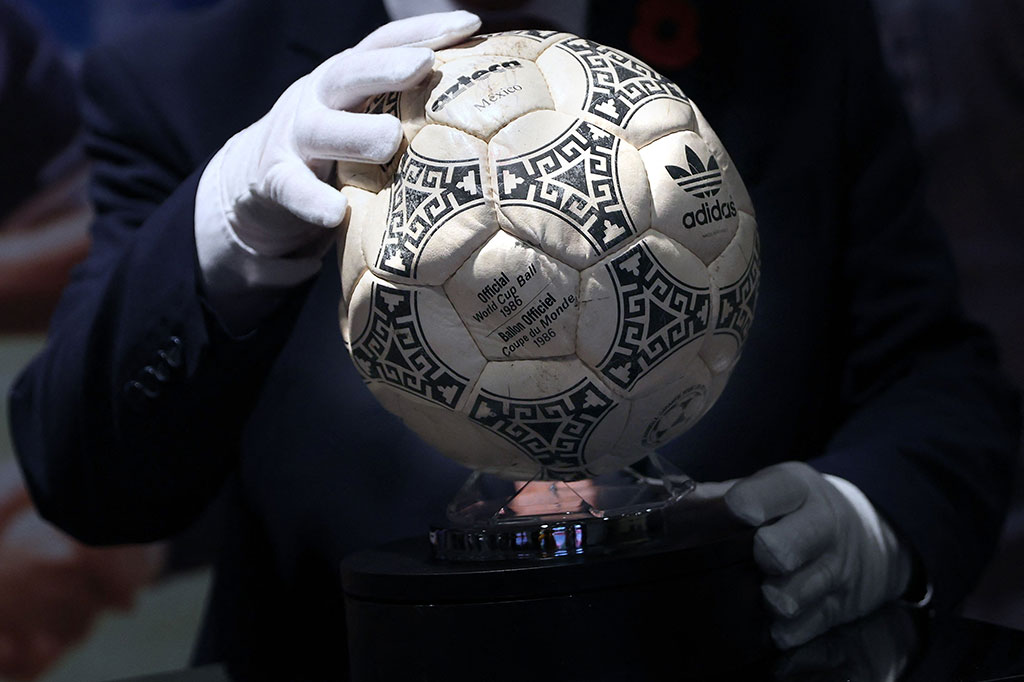 Bola warna putih merk Adidas 'Azteca', yang dimiliki oleh wasit Tunisia pemimpin pertandingan itu, Ali Bin Nasser, diperkirakan akan terjual hingga £3 juta (Rp54 miliar) ketika dilelang di Rumah Lelang Graham Budd yang berbasis di Inggris.