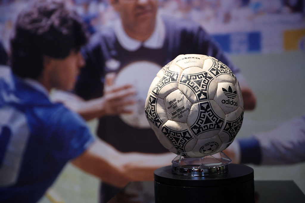 
Lelang bola itu dilakukan enam bulan setelah jersey yang dikenakan Maradona pada pertandingan perempat final bersejarah di Mexico City tersebut terjual di pelelangan dengan harga hampir USD9,3 juta (Rp139 miliar) - lebih dari dua kali nilai yang diprediksi oleh balai lelang Sotheby.