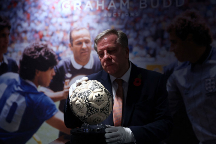 Bola dengan motif terinspirasi oleh arsitektur dan mural peradaban Aztec itu digunakan selama 90 menit penuh pada pertandingan Piala Dunia 1986 antara Argentina dan Inggris. Penggunaan satu bola dalam pertandingan diterapkan selama bertahun-tahun sebelum peraturan sistem multi-bola diberlakukan di sepak bola.