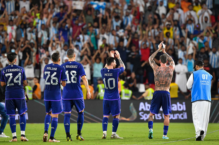 Para pemain Argentina menyapa penonton usai laga melawan Uni Emirat Arab (UEA) dalam pertandingan persahabatan sekaligus pemanasan tim menuju Piala Dunia 2022 Qatar, di Abu Dhabi, Rabu, 16 November 2022. Tim Tango menang telak 5-0.