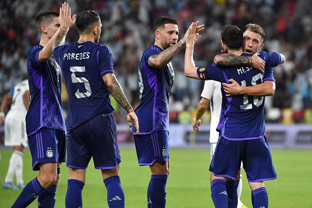 Lionel Messi kemudian membawa timnya unggul 4-0 di menit ke-44 setelah mendapat umpan dari Angel di Maria.