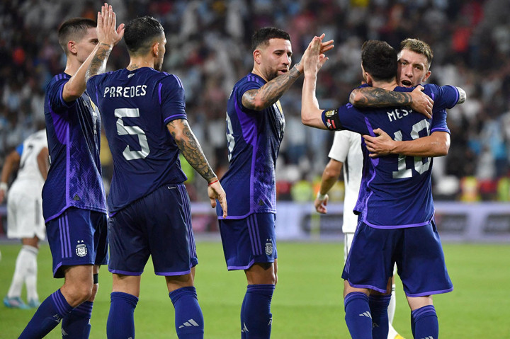 Lionel Messi kemudian membawa timnya unggul 4-0 di menit ke-44 setelah mendapat umpan dari Angel di Maria.