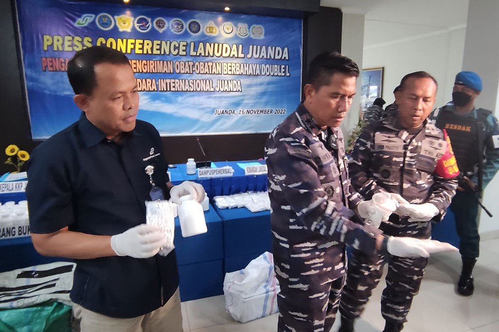 Satgaspam Bandara Juanda berhasil menggagalkan upaya penyelundupan pengiriman obat-obatan berbahaya pil koplo jenis Double L sebanyak 50 kantong dan kemasan dalam botol sebanyak 100 botol dengan total 153.000 butir melalui Kargo T1 Bandara Internasional Juanda.