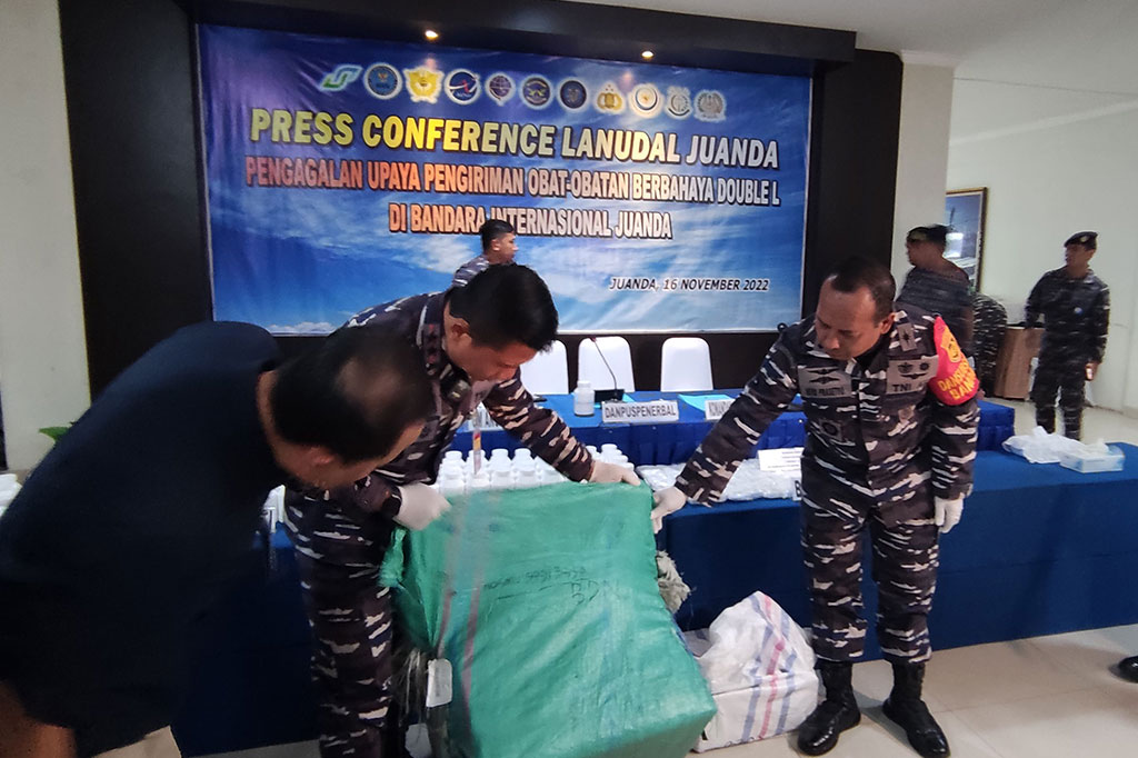 Untuk mengelabui petugas, pihak pengirim membuat keterangan isi barang berupa sparepart kendaraan serta barang tekstil. Alamat pengirim adalah sebuah toko di Kota Sidoarjo dan Gresik.