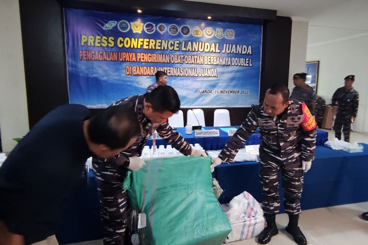 Untuk mengelabui petugas, pihak pengirim membuat keterangan isi barang berupa sparepart kendaraan serta barang tekstil. Alamat pengirim adalah sebuah toko di Kota Sidoarjo dan Gresik.