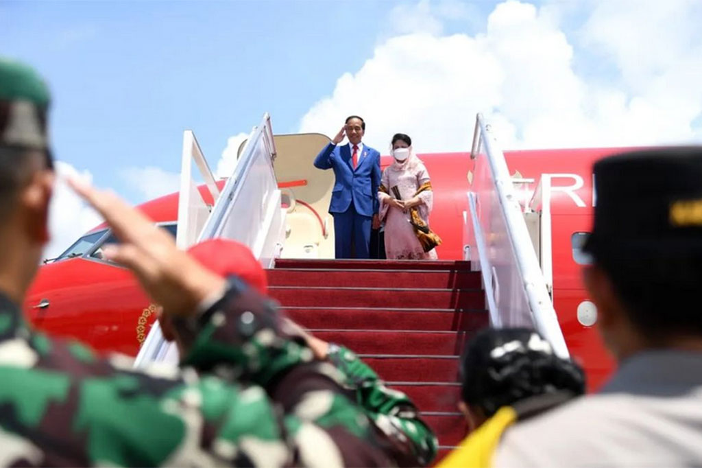 Presiden Joko Widodo dan Ibu Negara Iriana Joko Widodo bertolak menuju Bangkok, Thailand, melalui Bandara Internasional I Gusti Ngurah Rai, Kabupaten Badung, Provinsi Bali, pada Kamis, 17 November 2022. Presiden hendak menghadiri Konferensi Tingkat Tinggi (KTT) Kerja Sama Ekonomi Asia Pasifik (APEC) tahun 2022.