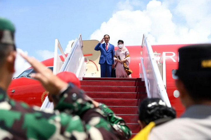 Presiden Joko Widodo dan Ibu Negara Iriana Joko Widodo bertolak menuju Bangkok, Thailand, melalui Bandara Internasional I Gusti Ngurah Rai, Kabupaten Badung, Provinsi Bali, pada Kamis, 17 November 2022. Presiden hendak menghadiri Konferensi Tingkat Tinggi (KTT) Kerja Sama Ekonomi Asia Pasifik (APEC) tahun 2022.