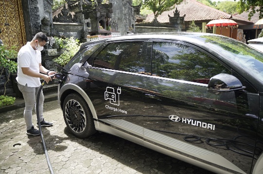 Mobile charging di kegiatan G20 Summit merupakan solusi pengisian daya Vehicle-to-Vehicle (V2V) yang memanfaatkan unit IONIQ 5. Dilengkapi dengan konverter khusus sebagai mobil penyumbang listrik bagi kendaraan delegasi G20 Summit 2022 apabila kehabisan baterai.