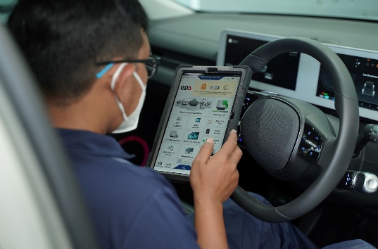 Hyundai Motors Indonesia juga memberikan layanan mobilitas lain seperti 10 unit mobile service untuk membantu dalam melakukan pengecekan dan perbaikan kapanpun dan dimanapun untuk mendukung acara G20 Summit. Layanan Hyundai Mobile Service ini termasuk pengecekan dan perbaikan  aki, belt, rem, kopling & transmisi, pintu & jendela, mesin, knalpot, filter, cairan dan pelumas, dan bagian penting lainnya.