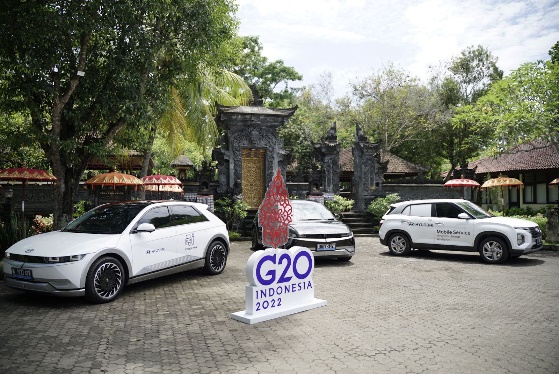 Layanan mobile charging dan mobile service yang disediakan oleh Hyundai Motors Indonesia merupakan bentuk dukungan untuk kendaraan resmi G20 Summit dari Hyundai guna menjaga kelancaran mobilitas para tamu negara selama perhelatan acara G20 Summit 2022.