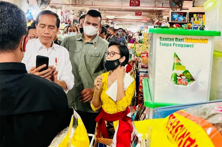 Jokowi menyampaikan kegiatannya meninjau Pasar Badung untuk mengecek harga-harga barang. 