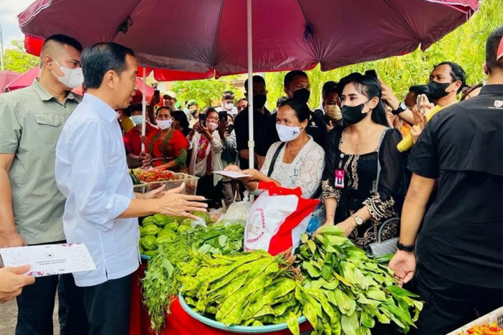 Presiden Joko Widodo blusukan untuk meninjau dan membagikan bantuan kepada masyarakat dan para pedagang di Pasar Badung, kota Denpasar, Bali, Kamis, 17 November 2022 pagi.