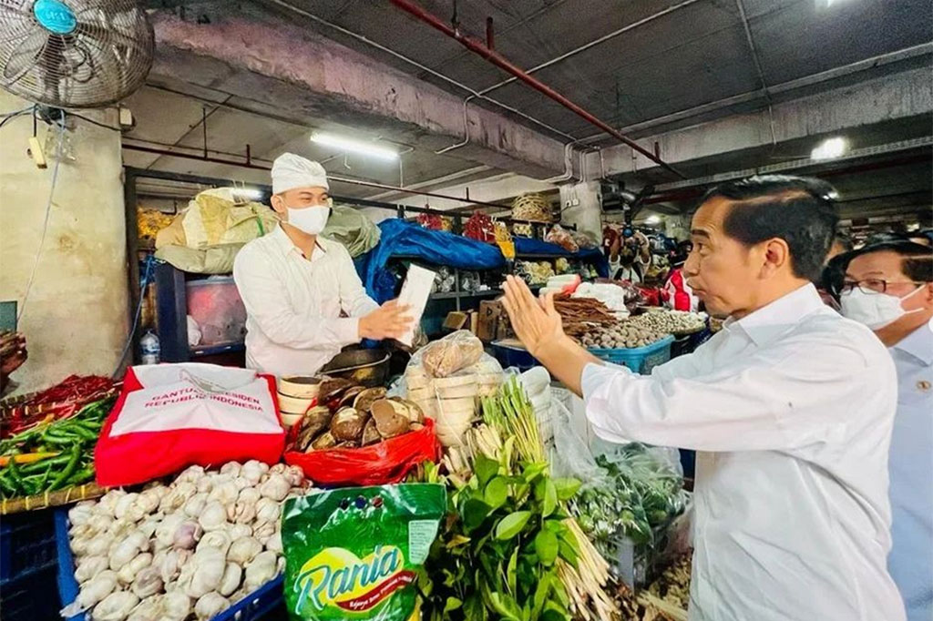Jokowi tiba sekitar pukul 08.47 WITA. Ia disambut ratusan masyarakat yang sudah berbaris menanti di depan pintu pasar terbesar di Pulau Dewata tersebut. Setelah menyapa masyarakat, Presiden kemudian masuk ke dalam pasar dan berdialog dengan para pedagang.