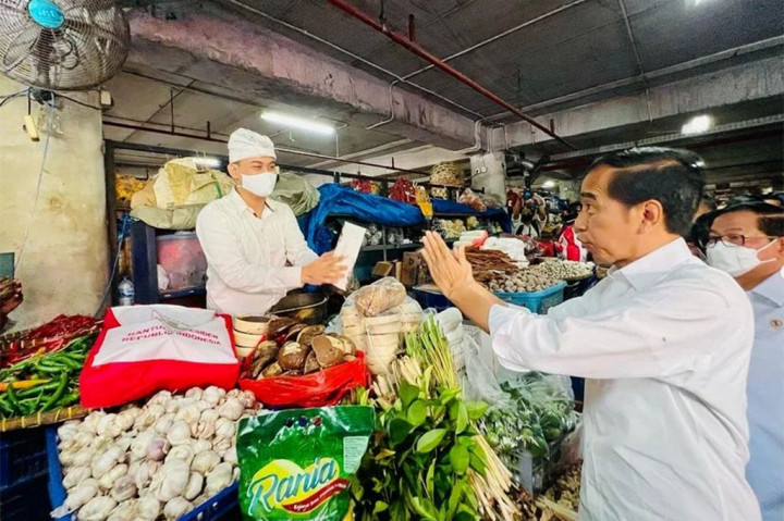 Jokowi tiba sekitar pukul 08.47 WITA. Ia disambut ratusan masyarakat yang sudah berbaris menanti di depan pintu pasar terbesar di Pulau Dewata tersebut. Setelah menyapa masyarakat, Presiden kemudian masuk ke dalam pasar dan berdialog dengan para pedagang.