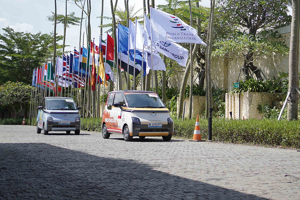 Sebanyak 300 unit Wuling Air ev yang terdiri dari dua varian, Long Range dan Standard Range telah beroperasi sebagai sarana mobilitas para delegasi, komite, dan partisipan KTT G20 di Nusa Dua, Bali. Kendaraan listrik pertama dari Wuling di Indonesia ini digunakan untuk melayani pergerakan para delegasi dan kepanitiaan dari suatu tempat ke tempat lainnya selama KTT G20 berlangsung.