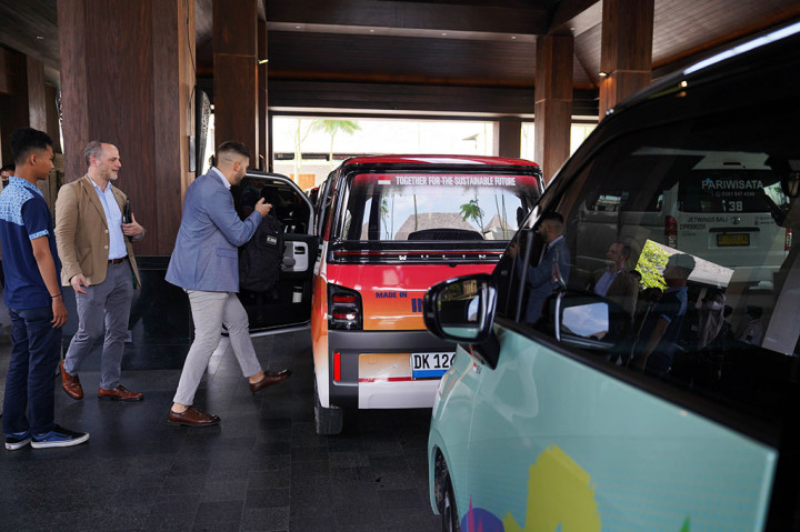 Kenyamanan dalam kabin kendaraan listrik berukuran compact ini dapat dirasakan oleh para tamu negara hingga baris kedua. Air ev memiliki ruang kabin yang lega dan nyaman, serta konfigurasi 4 bangku. Mobil listrik ini juga sangat mudah dikendarai dan bermanuver di jalanan perkotaan yang menjadikan mobilitas setiap partisipan KTT G20 menuju tempat tujuan semakin mudah.