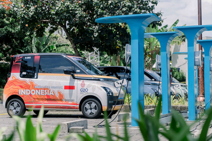 Di sela-sela tugasnya melayani mobilitas para delegasi dan tamu penting di KTT G20, Wuling Air ev juga dengan mudah melakukan pengisian daya di SPKLU dari PLN yang berada di dekat lokasi acara. Seperti yang sudah diketahui, pihak penyelenggara menyediakan stasiun pengisian daya untuk kendaraan listrik di beberapa area acara. Air ev dapat dengan mudah melakukan pengisian daya baik di Wuling Jimbaran Pool maupun di outpost charging di SPKLU.
