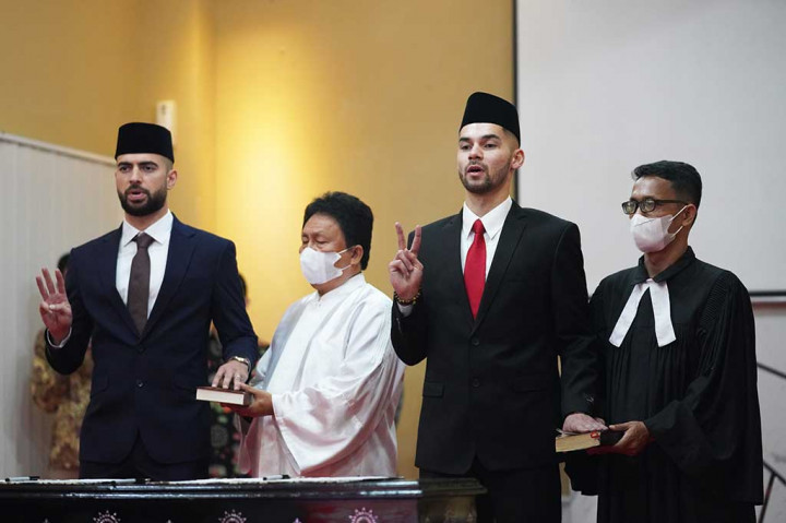 Sandy Walsh dan Jordi Amat membacakan Sumpah Janji Setia Pewarganegaraan di Kantor Wilayah Kemenkum HAM DKI Jakarta, Kamis, 17 November 2022.