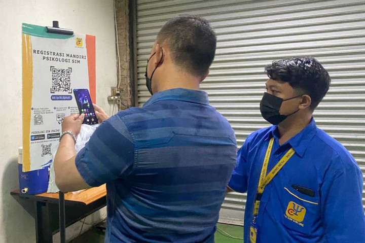 Pemohon perpanjangan surat izin mengemudi (SIM) tengah melakukan registrasi di kompleks MGN, Jakarta Barat, Kamis, 17 November 2022. 