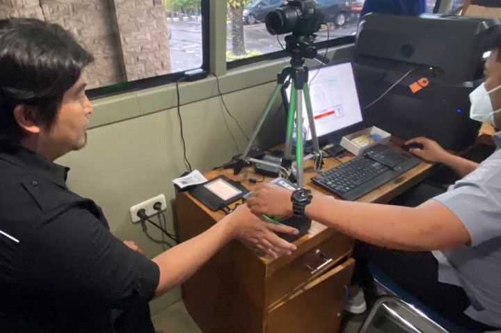 Ada sejumlah persyaratan yang harus dipenuhi pemohon. Yakni, membawa SIM asli yang masih berlaku fotokopi KTP dua lembar. 