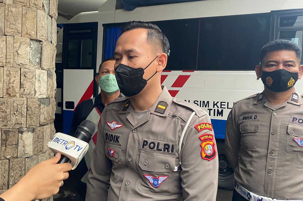 Didik menyebut pemohon akan bergeser ke meja pendaftaran dan mendapat nomor antrean. Setelah dipanggil, pemohon naik ke bus simling untuk difoto dan memindai sidik jari. 