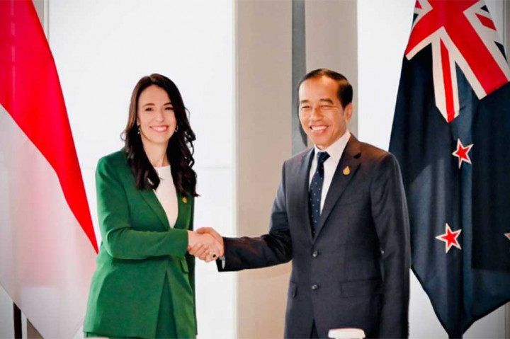 Presiden Joko Widodo berjabat tangan dengan Perdana Menteri Selandia Baru Jacinda Ardern sebelum melakukan pertemuan bilateral di Hotel Kimpton Maa-Lai, Bangkok, Jumat, 18 November 2022.
