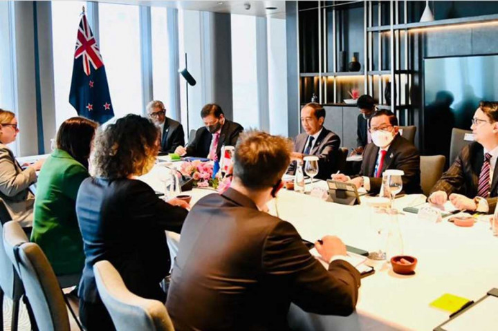 Dalam sambutan pengantarnya, Presiden Jokowi menyampaikan harapannya agar spirit kerja sama G20 dapat berlanjut di KTT APEC kali ini. “APEC harus menjadi bagian dari upaya mendorong percepatan pemulihan ekonomi di kawasan Asia dan Pasifik,” ucap Presiden Jokowi.
