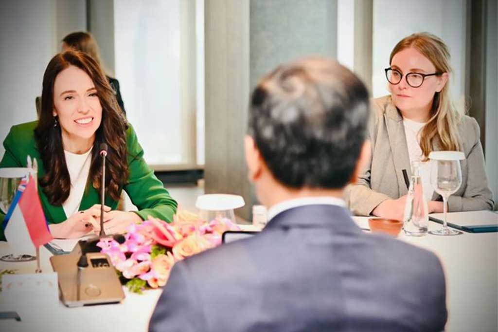 Di bidang kerja sama transisi energi, Presiden Jokowi mengatakan Indonesia terus perkuat upaya transisi energi menggunakan energi baru dan terbarukan. “Saya mengundang pebisnis Selandia Baru untuk investasi pada pengembangan energi panas bumi di Indonesia,” ucap Presiden Jokowi.