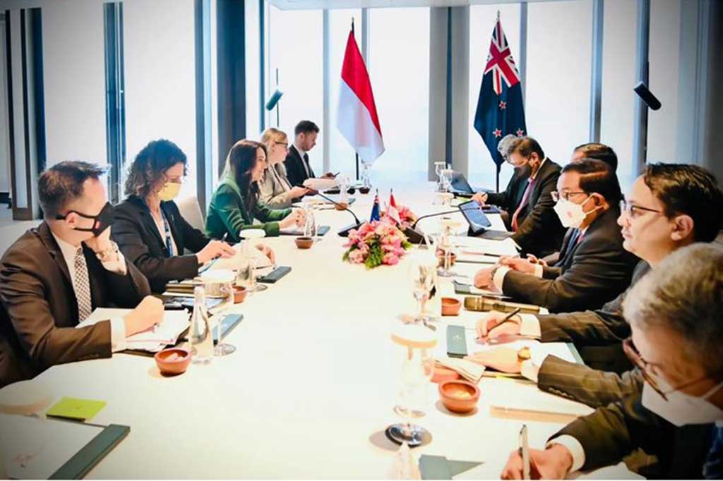 Sementara itu di bidang kerja sama kawasan, Presiden Jokowi mengatakan Indonesia berkomitmen untuk mendorong kerja sama pembangunan di Pasifik. Untuk itu, tahun depan, Indonesia akan mendorong engagement negara Pasifik dengan ASEAN. “Saya ingin Selandia Baru dapat menjadi jembatan penghubung kemitraan antara ASEAN dan Pasifik di kawasan Indo-Pasifik,” kata Presiden.