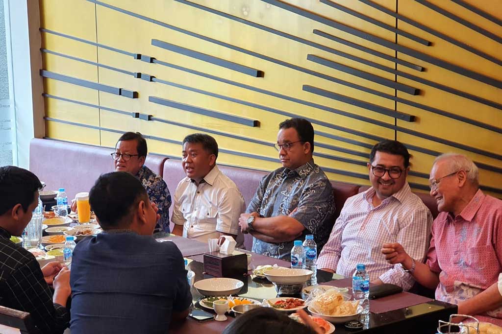 Bakal calon presiden (capres) 2024 Anies bertemu dengan tim kecil 'Koalisi Perubahan', Jumat, 18 November 2022. Anies bersama para petinggi Partai NasDem, Partai Demokrat, dan PKS makan siang di sebuah rumah makan di kawasan Tebet, Jakarta.