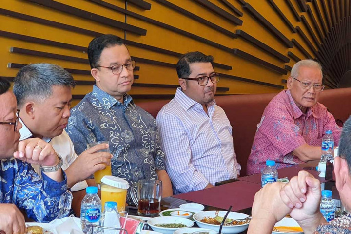 Hadir juga mantan Menteri Energi dan Sumber Daya Mineral (ESDM) Sudirman Said; Ketua DPP Partai NasDem Sugeng Suparwoto dan Saur Hutabarat. Mereka berbaur sambil berdiskusi ringan.