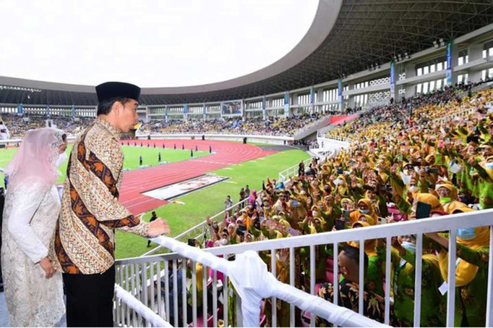 Presiden Joko Widodo membuka Muktamar ke-48 Muhammadiyah dan Aisyiyah di Stadion Manahan, Kota Surakarta, Jawa Tengah, Sabtu, 19 November 2022.