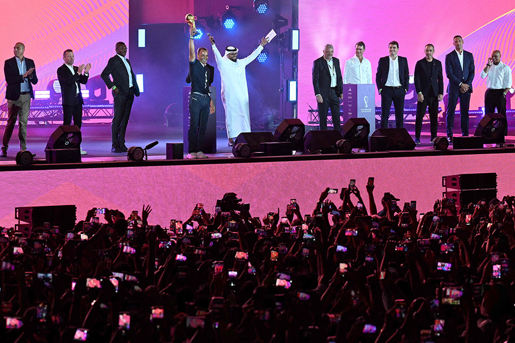 Mantan bek tim nasional Prancis, Marcel Desailly, keluar dari lorong pemain membawa serta trofi Piala Dunia yang pada 2018 lalu diraih oleh para penerusnya di Les Blues. Kedatangan Desailly meletakkan trofi Piala Dunia di tepi lapangan Stadion Al Bayt, praktis menjadi gong dimulainya prosesi pembukaan.