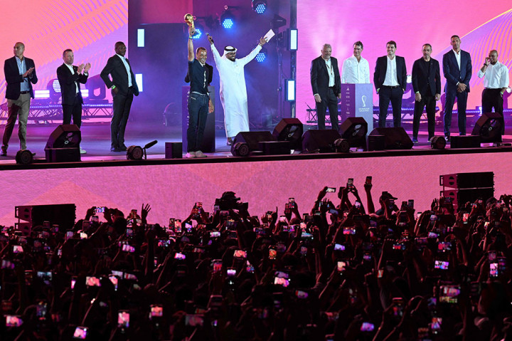 Mantan bek tim nasional Prancis, Marcel Desailly, keluar dari lorong pemain membawa serta trofi Piala Dunia yang pada 2018 lalu diraih oleh para penerusnya di Les Blues. Kedatangan Desailly meletakkan trofi Piala Dunia di tepi lapangan Stadion Al Bayt, praktis menjadi gong dimulainya prosesi pembukaan.