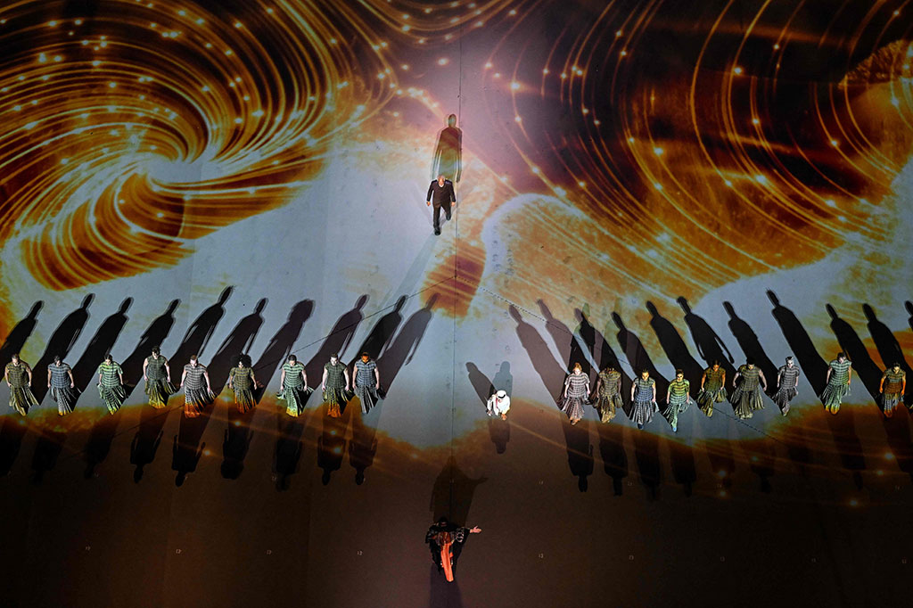 Kain hitam digelar menutupi permukaan rumput Stadion Al Bayt dan lampu-lampu mati digantikan permainan cahaya didampingi narasi suara khas aktor kawakan Morgan Freeman tentang perkenalan. Freeman kemudian berbincang dengan penyandang disabilitas sekaligus filantropis kesohor asal Qatar, Ghanim Al Muftah, membicarakan tentang menjembatani perbedaan salah satunya melalui sepak bola.