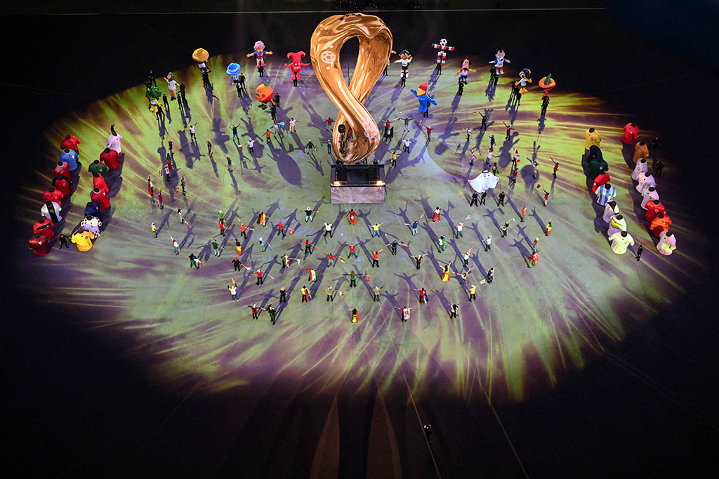 Kemudian satu per satu dari para maskot Piala Dunia edisi terdahulu juga satu per satu memenuhi lapangan Stadion Al Bayt, sampai kemudian La'eeb si maskot Piala Dunia 2022 Qatar melayang-layang dalam tampilan visual hingga mewujud menjadi balon putih besar bersorban.