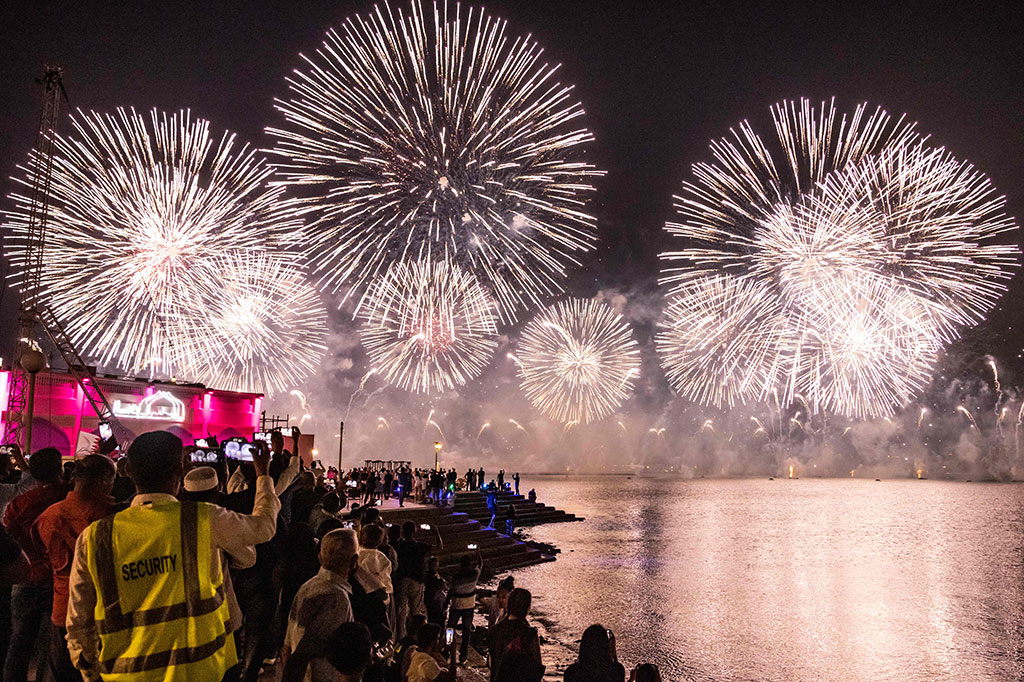 Perhelatan Piala Dunia 2022 Qatar resmi dibuka di Stadion Al Bayt, Al Khor, Minggu, 20 November 2022 petang waktu setempat. Upacara digelar sangat meriah dengan diwarnai pesta kembang api.