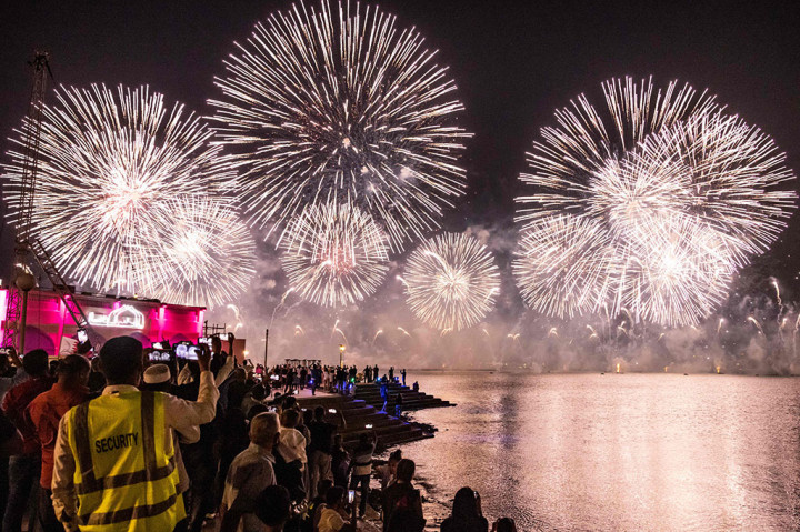 Perhelatan Piala Dunia 2022 Qatar resmi dibuka di Stadion Al Bayt, Al Khor, Minggu, 20 November 2022 petang waktu setempat. Upacara digelar sangat meriah dengan diwarnai pesta kembang api.