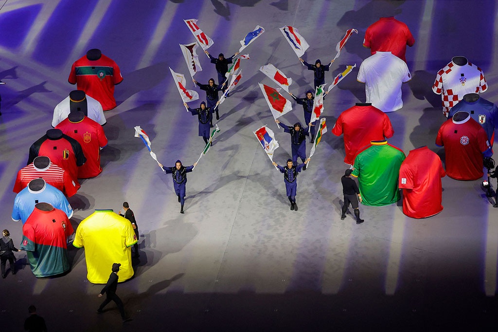 Prosesi pembukaan berlanjut dengan babak kedua yakni Chants of Nations, di mana boneka-boneka dengan jersey 32 tim peserta serta bendera masing-masing menyeruak memasuki tengah lapangan Stadion Al Bayt.