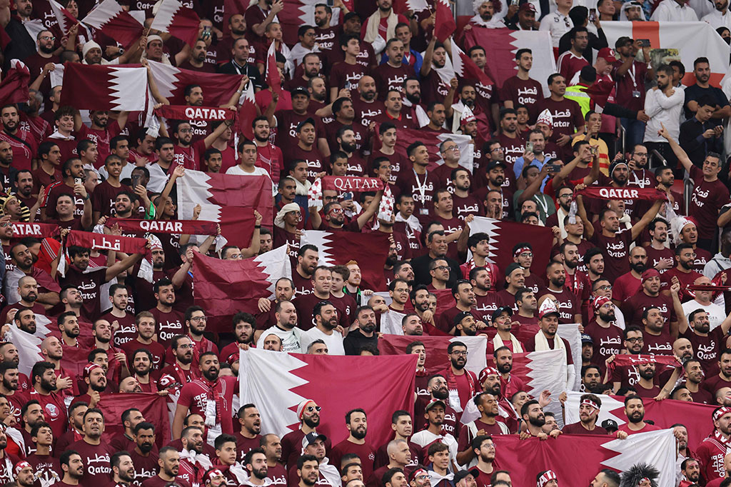 Meski didukung mayoritas penonton di Stadion Al Bayt yang berkapasitas 60.000 orang, Qatar tak bisa melengkapi upacara pembukaan yang mewah dengan penampilan luar biasa di laga perdananya.