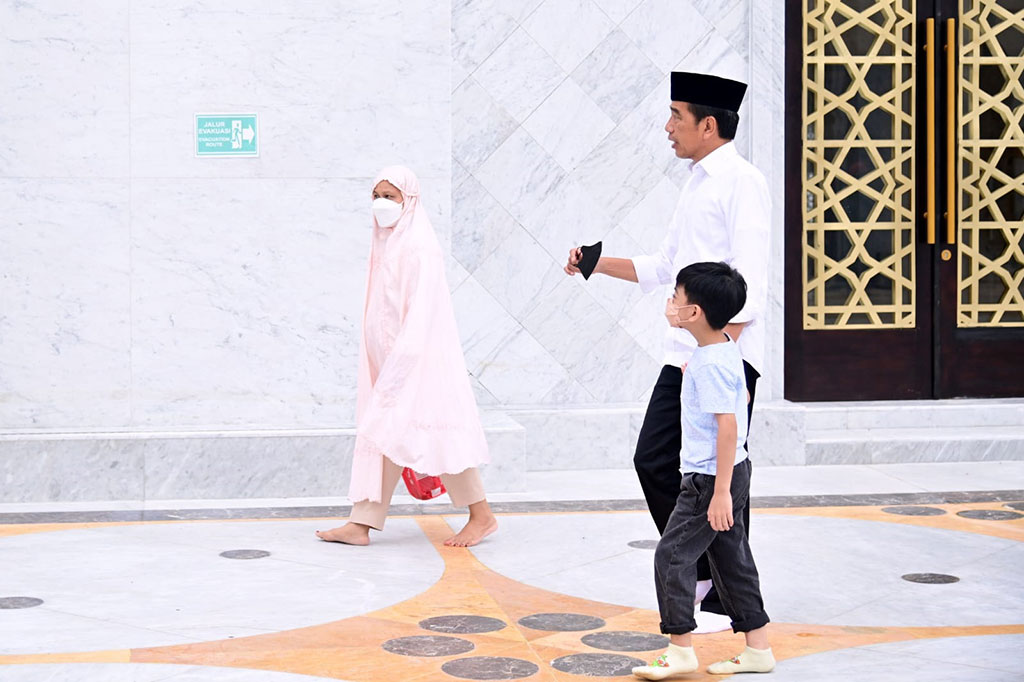 Presiden Joko Widodo beserta Ibu Negara Iriana Joko Widodo mengajak cucu pertama Jan Ethes beribadah salat duha di Masjid Raya Sheikh Zayed Surakarta, Jawa Tengah, Minggu, 20 November 2022.