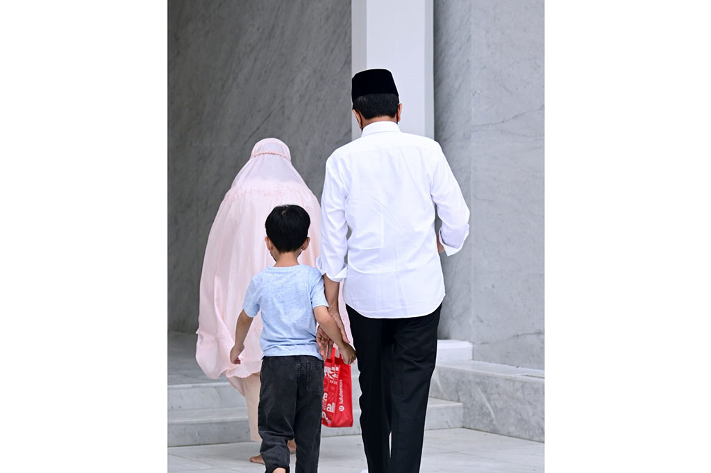Presiden tiba di masjid itu sekitar pukul 09.00 WIB dan bergegas memasuki masjid.